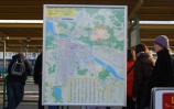 Panel s mapou mesta a linkami MHD umiestnený na Autobusovej stanici