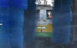 Prejazd trolejbusu umyvárňou vozidiel<br/>Autor: DPMŽ