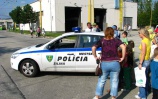 Deti si mali možnosť prezrieť naozajstné policajné auto<br/>Autor: Ján Šimko