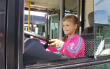 Aj deti si vyskúšali ako sa sedí a "volantuje" v takom veľkom autobuse<br/>Autor: Ján Šimko