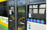 Dvere autobusu označené nálepkou pre platbu platobnou kartou<br/>DPMŽ